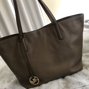 Michael Kors Izzy Large Leather Tote